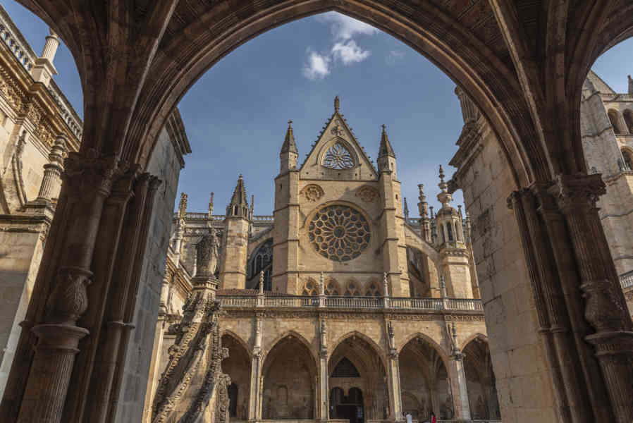 León 046 - catedral de Santa María de León - claustro.jpg